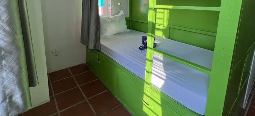 バス共有のスタンダードルーム, The Funky Village