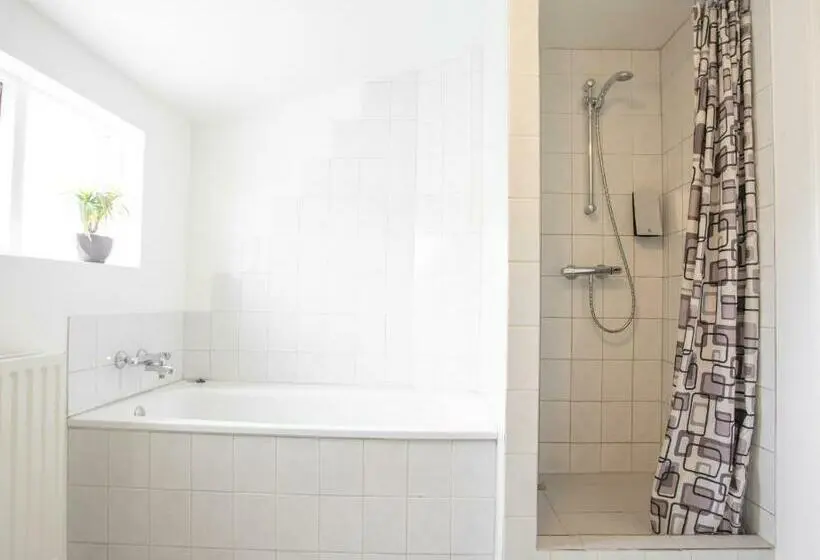 اتاق استاندارد با سرویس بهداشتی مشترک, Old Airline Guesthouse