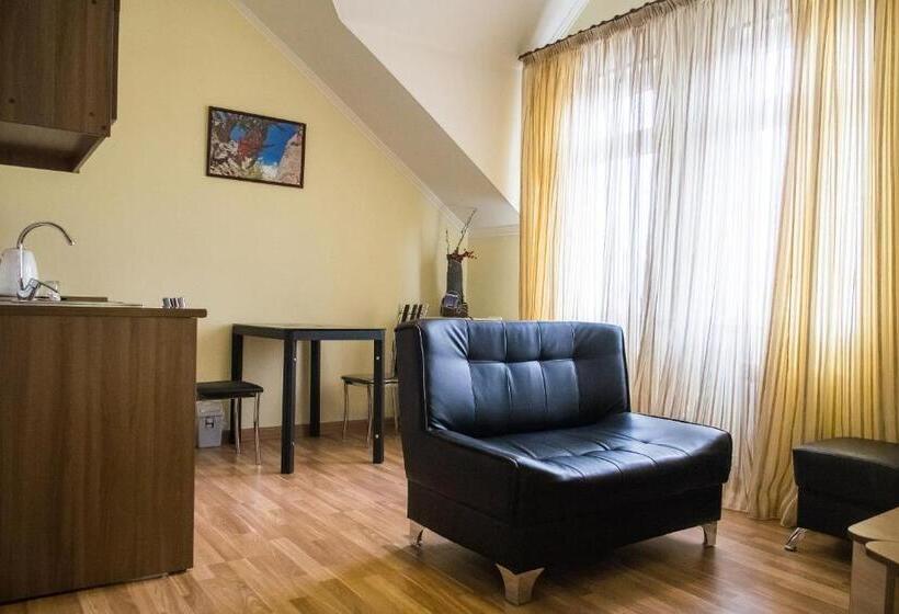 اتاق خانوادگی با سرویس بهداشتی مشترک, Asian Mountains