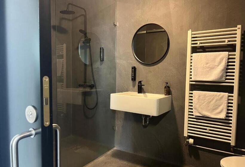 اتاق استاندارد سه نفره, Bifrost