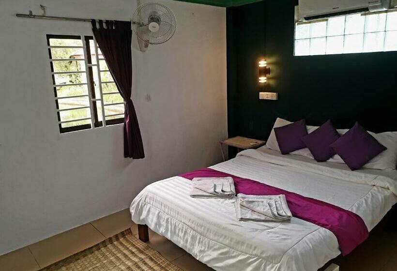 غرفة ديلوكس مطلة على حمام السباحة, Bohemiaz Resort And Spa Kampot