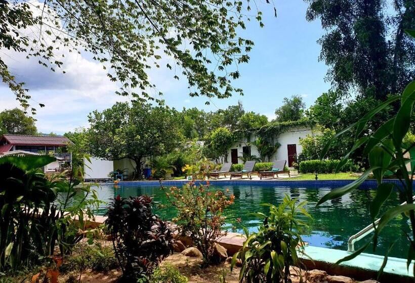 غرفة ديلوكس مطلة على حمام السباحة, Bohemiaz Resort And Spa Kampot