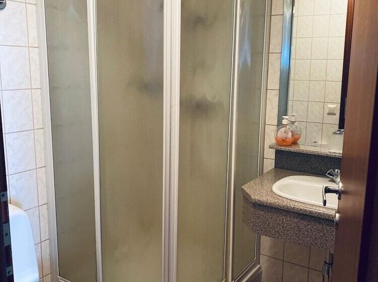 اتاق استاندارد سه نفره, Capitano