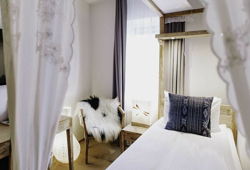 اتاق استاندارد یک نفره, Eyja Guldsmeden