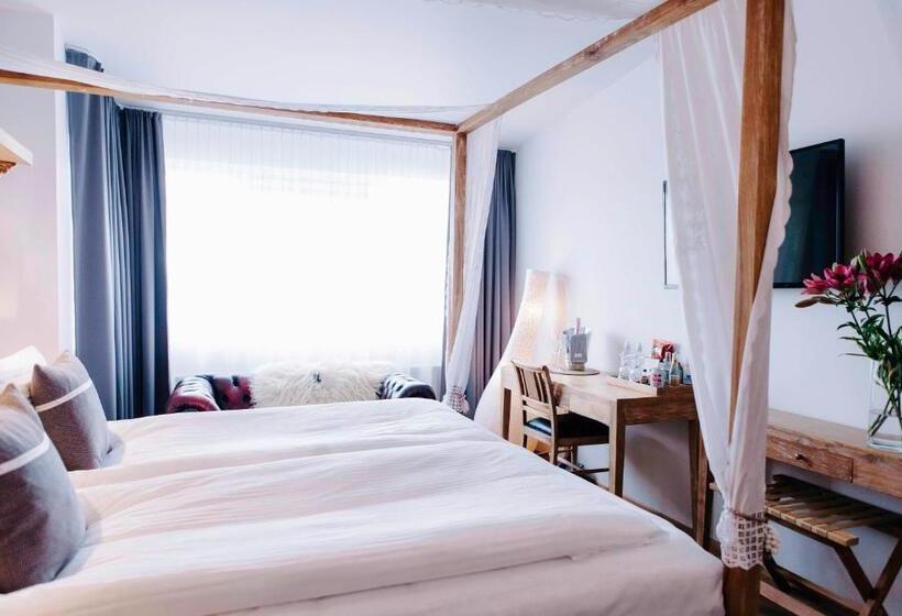 اتاق لوکس, Eyja Guldsmeden