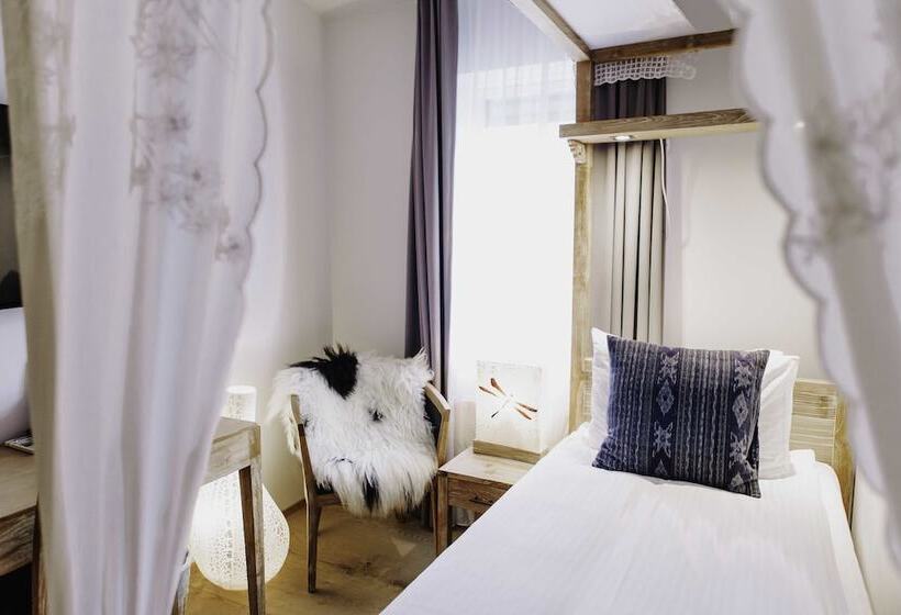 اتاق سوپریور یک تخته, Eyja Guldsmeden