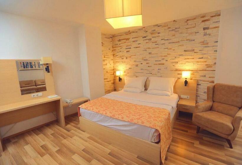 اتاق لوکس, Pinocchio