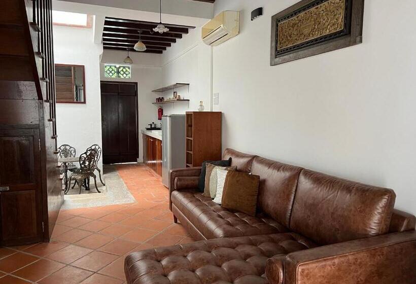 デラックスルーム, Chulia Corner