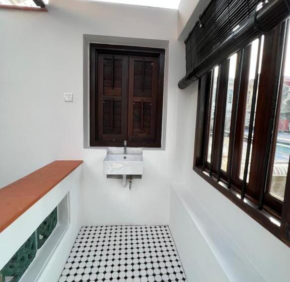 デラックスルーム, Chulia Corner