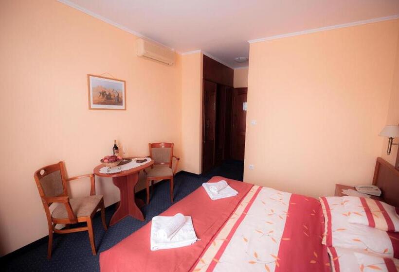 חדר סטנדרט, Boglárka Panzió   étterem