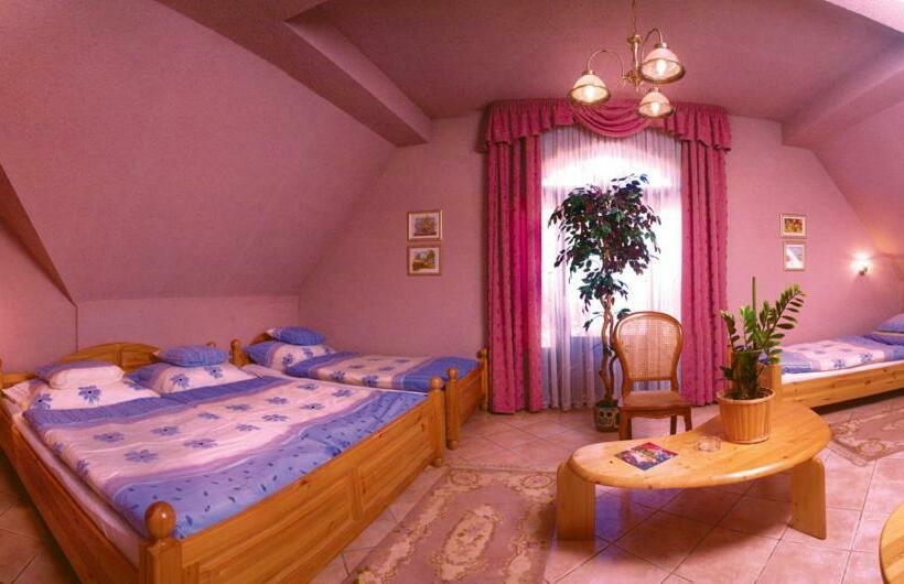 Четырехместный Номер Стандарт, Fehér Hattyú Panzió