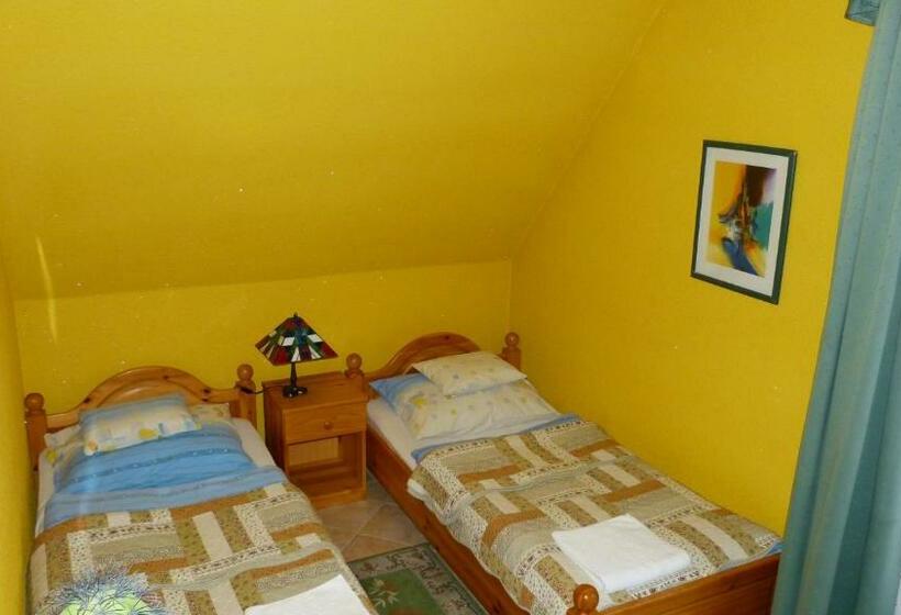 Четырехместный Номер Superior, Fehér Hattyú Panzió