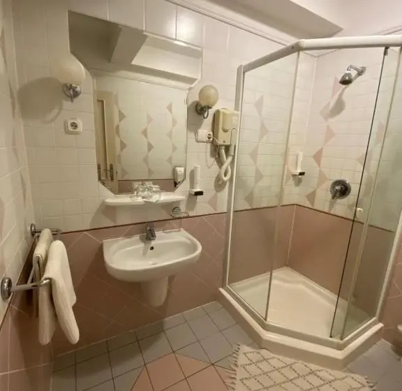Standard Neljän Hengen Huone, Fehér Hattyú Panzió