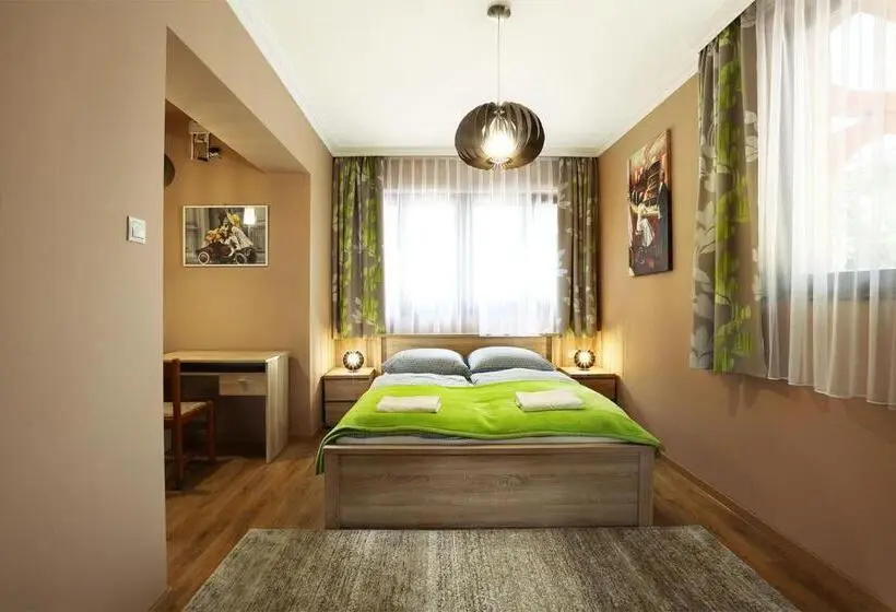 Villa 2 Makuuhuonetta, Fehér Hattyú Panzió
