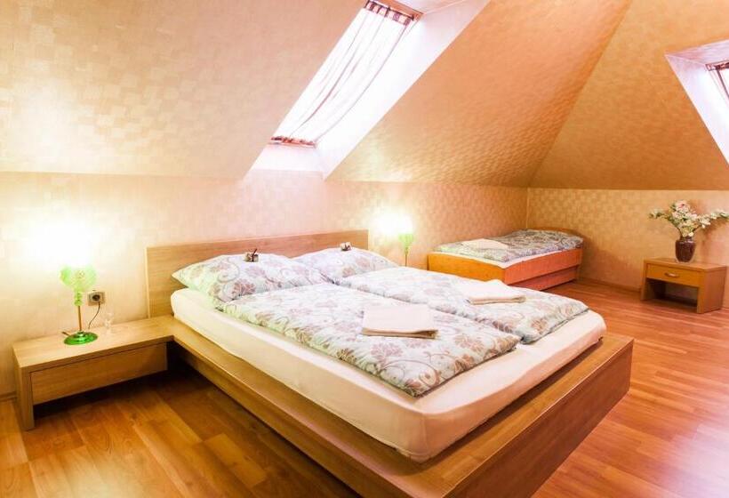 غرفة قياسية ثلاثية, Malom Club Panzió