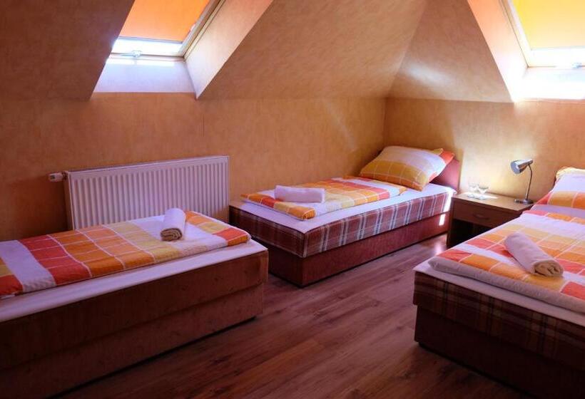 غرفة قياسية ثلاثية, Malom Club Panzió