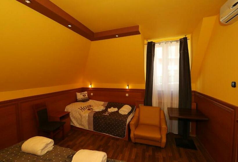 חדר סטנדרט לשלושה, Székelykert Panzió