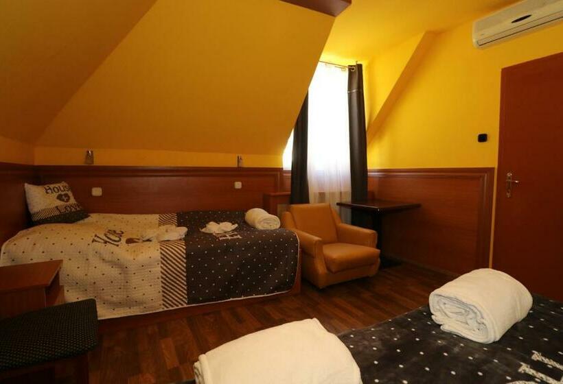 חדר סטנדרט לשלושה, Székelykert Panzió