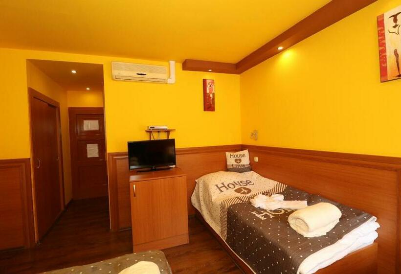 חדר סטנדרט לארבעה, Székelykert Panzió