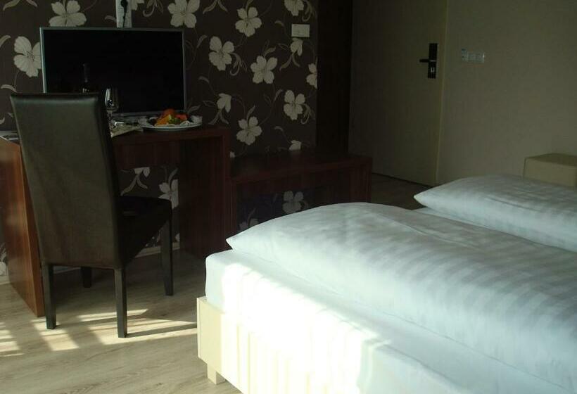 スタンダードルーム, Median Hajdúnánás