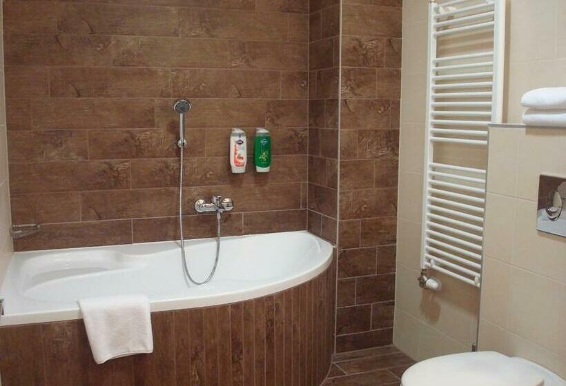 スタンダードルーム, Median Hajdúnánás