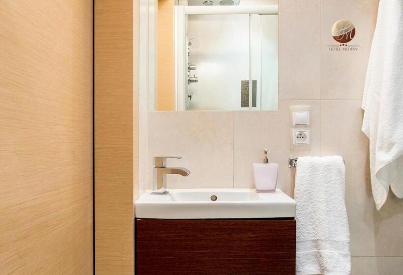 スタンダードルーム, Median Hajdúnánás