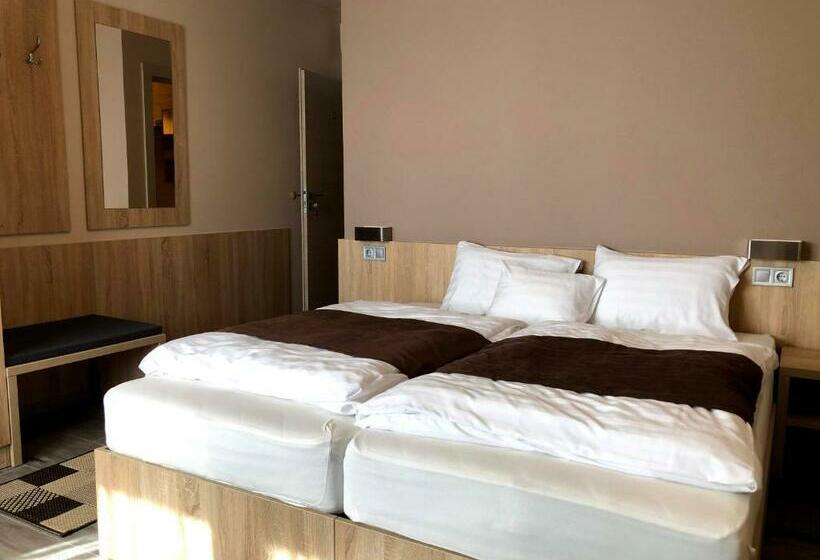 Номер Стандарт, Katalin Motel & étterem