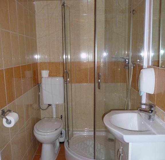 חדר סטנדרטי לחמישה אנשים, Katalin Motel & étterem