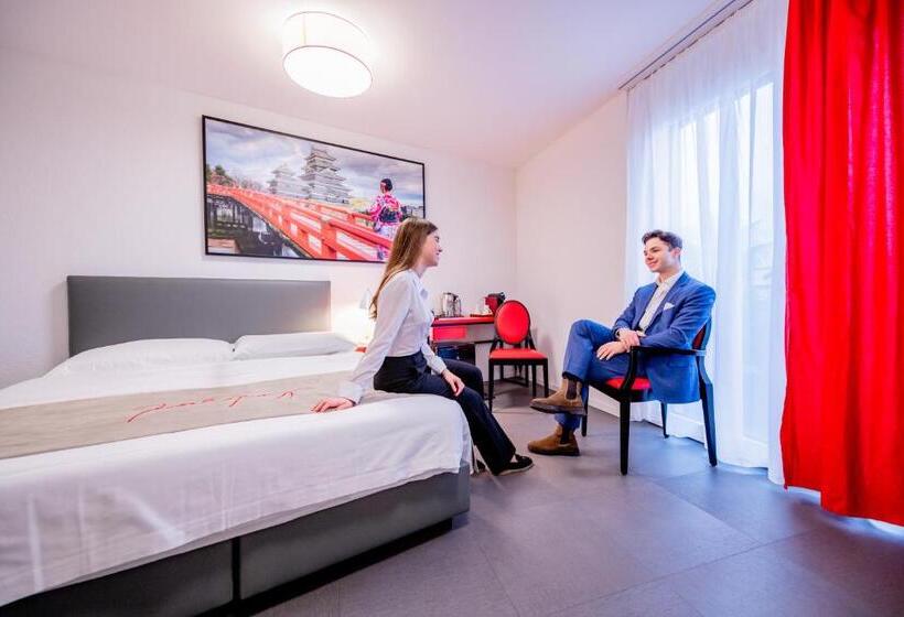 غرفة قياسية, The Freddie Mercury