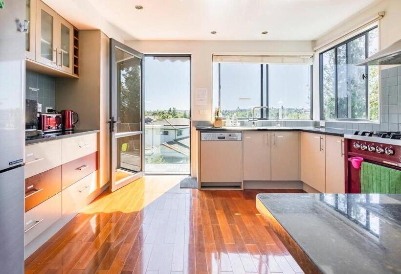 디럭스 스위트, Private Room In A Lovely House