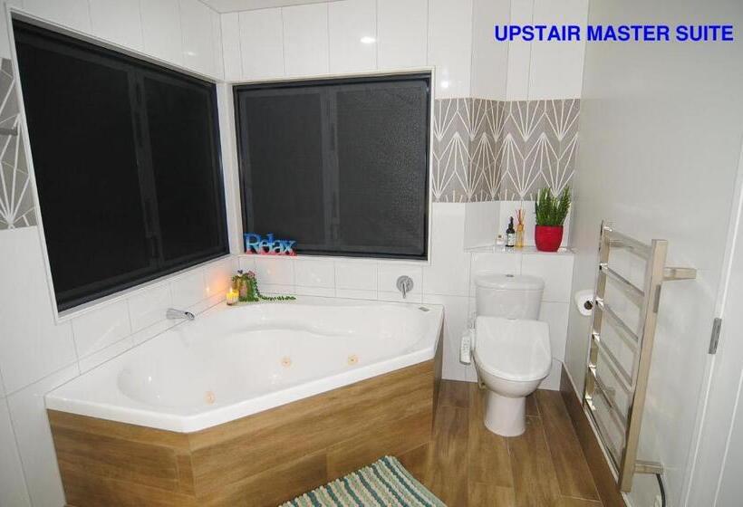 디럭스 스위트, Private Room In A Lovely House