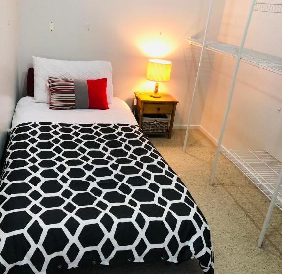 디럭스 스위트, Private Room In A Lovely House