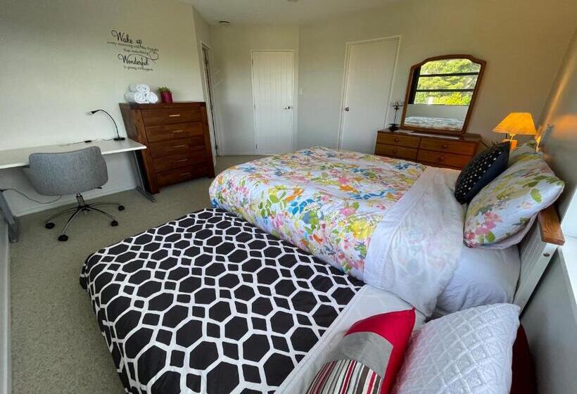 디럭스 스위트, Private Room In A Lovely House