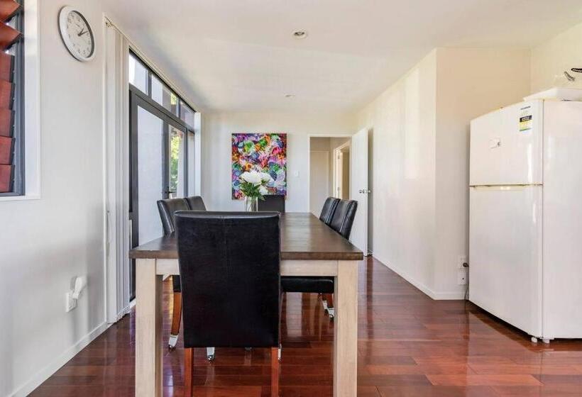 디럭스 스위트, Private Room In A Lovely House