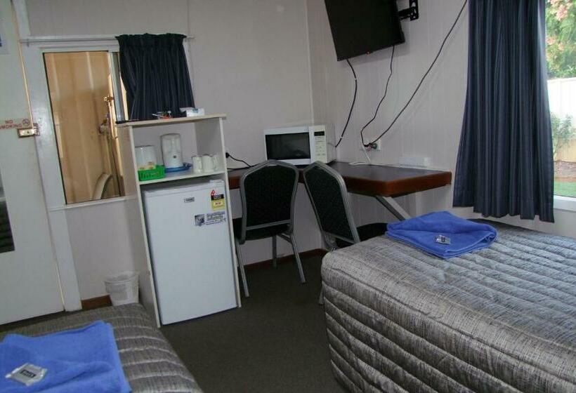 Quarto Basic, Acacia Motel