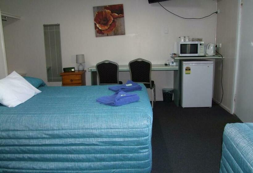 Семейный Номер, Acacia Motel