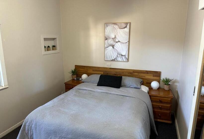 Номер Стандарт, Acacia Motel