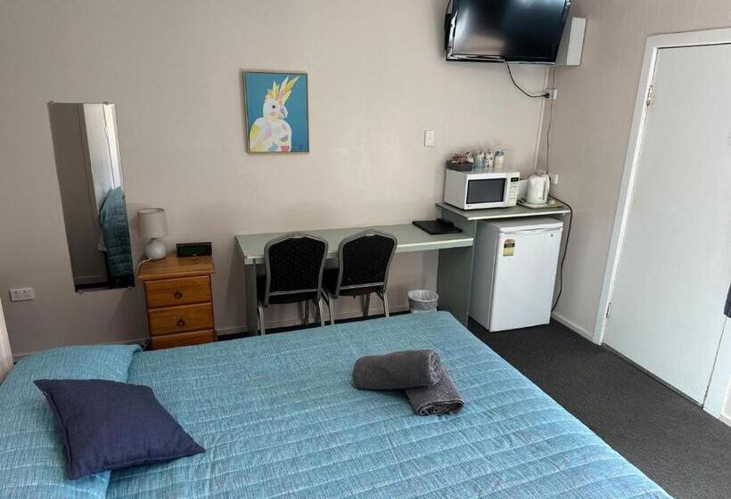 Семейный Номер, Acacia Motel