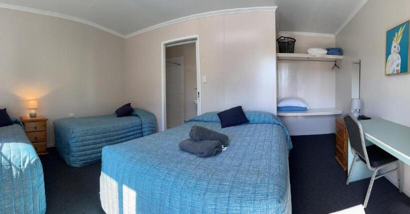 Семейный Номер, Acacia Motel