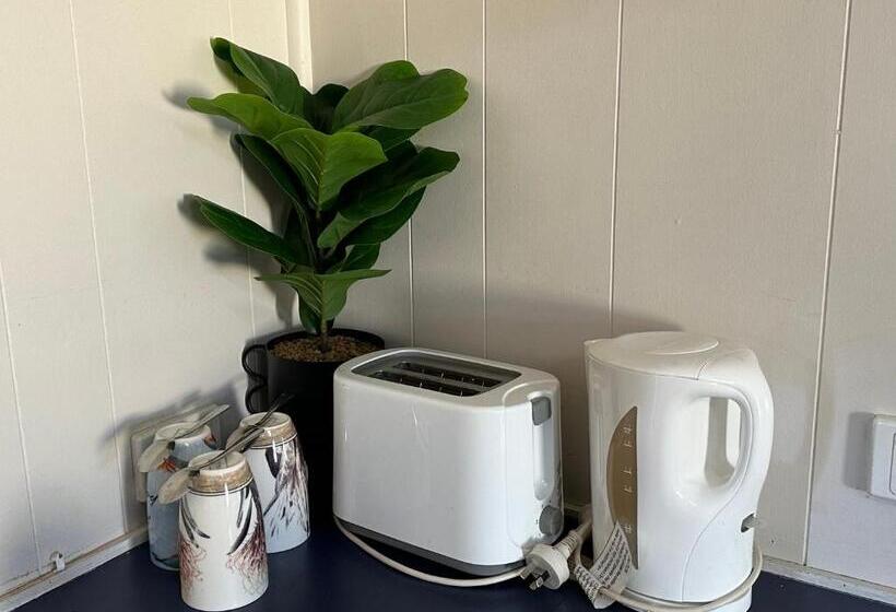 Quarto Basic, Acacia Motel