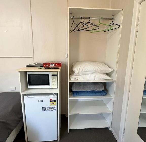 Cameră Basic, Acacia Motel