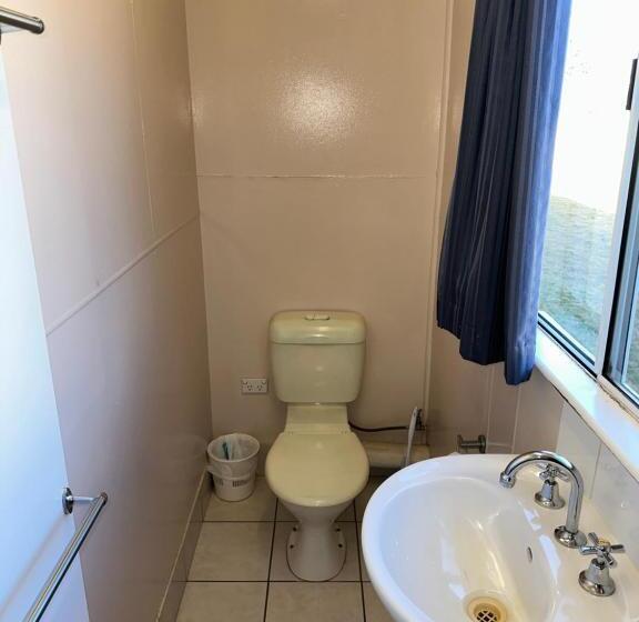 Семейный Номер, Acacia Motel