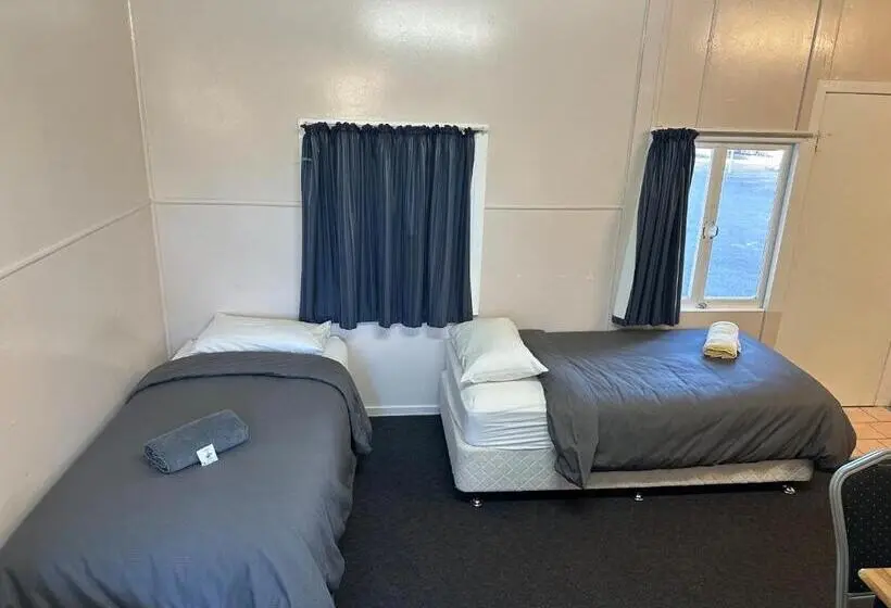 ファミリールーム, Acacia Motel