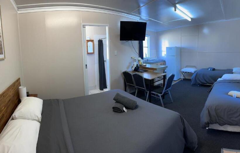 Семейный Номер, Acacia Motel