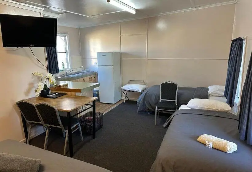 ファミリールーム, Acacia Motel