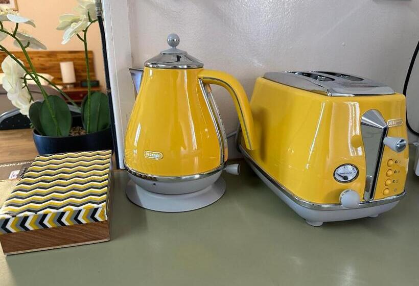 Семейный Номер, Acacia Motel