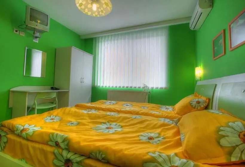 اتاق استاندارد سه نفره, Family Hotel Mania