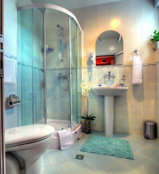 استودیوی استاندارد, Family Hotel Mania