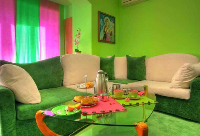 스탠다드 스튜디오, Family Hotel Mania