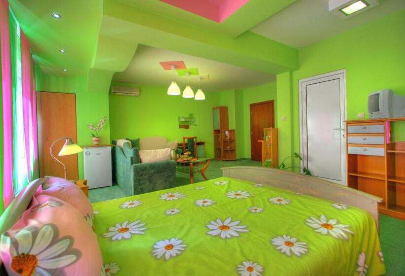 إستوديو قياسى, Family Hotel Mania